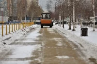 Дороги покрывают пескосоляной смесью и жидким реагентом. 