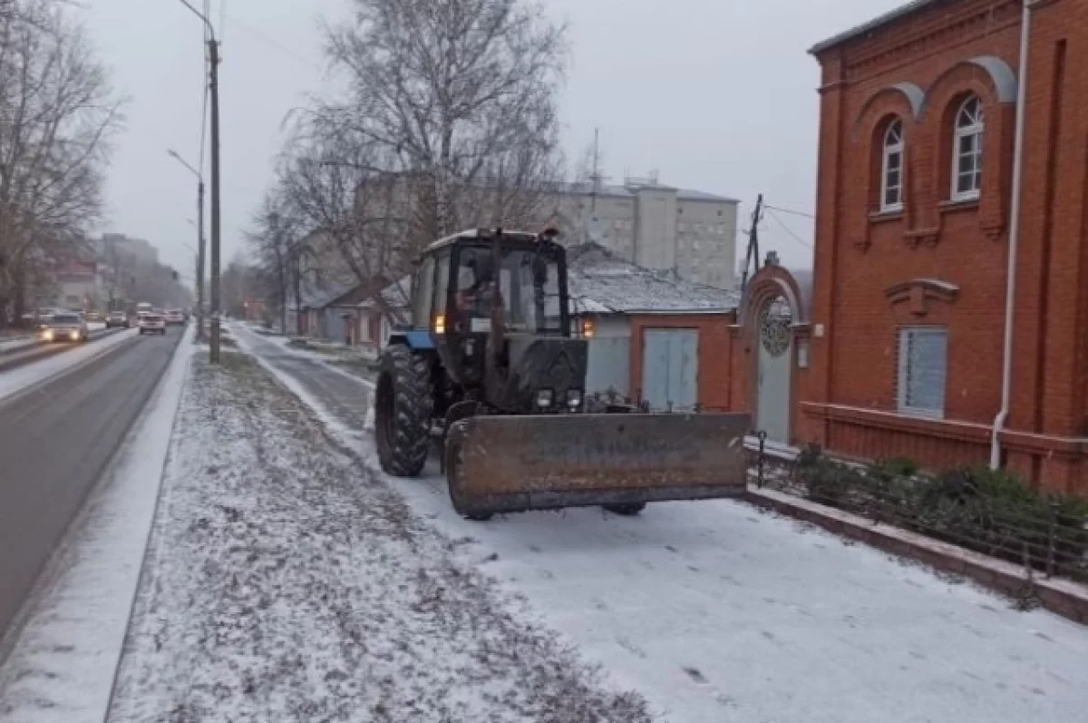 В Барнауле дорожные службы чистят улицы от снега