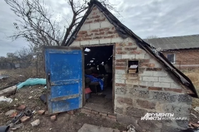 Этот сарай расположен сбоку от сгоревшего дома. Ночевавшие там мужчины выжили.