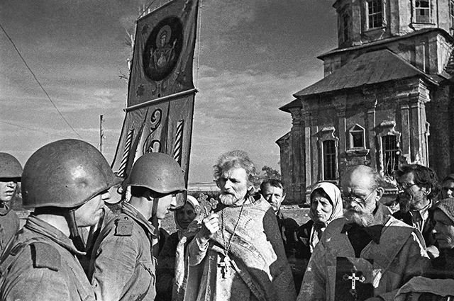 Освобождение города Дмитровска-Орловского (Воронежская обл.) от оккупантов, август 1943 года. Священник церкви Дмитрия Солунского и жители встречают воинов Красной армии.