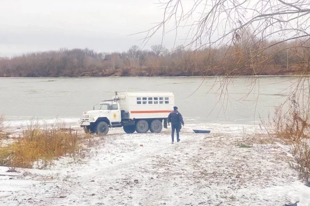 Девочку ищут водолазы