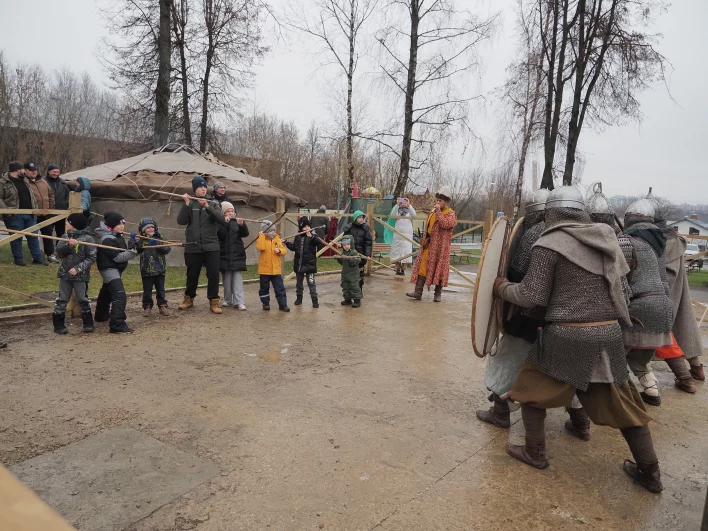 Попасть дротиком в воинов, построивших стену щитов, непросто.