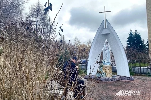 Первыми католиками в Кузбассе были польские ссыльные в середине 19 века, некоторые из которых основали приходы. 