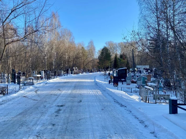 Могила экс-губернатора недалеко от входа. 