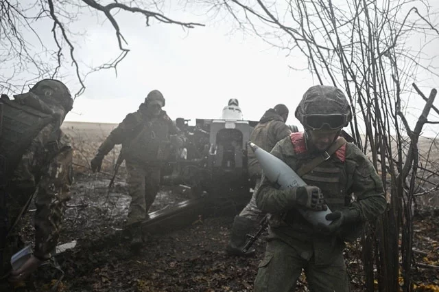 Расчет гаубицы Д-30 ведет огонь по позициям ВСУ