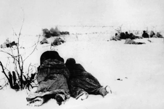 Вооружённый конфликт между СССР и Финляндией. Красноармейцы атакуют огневую точку противника.
