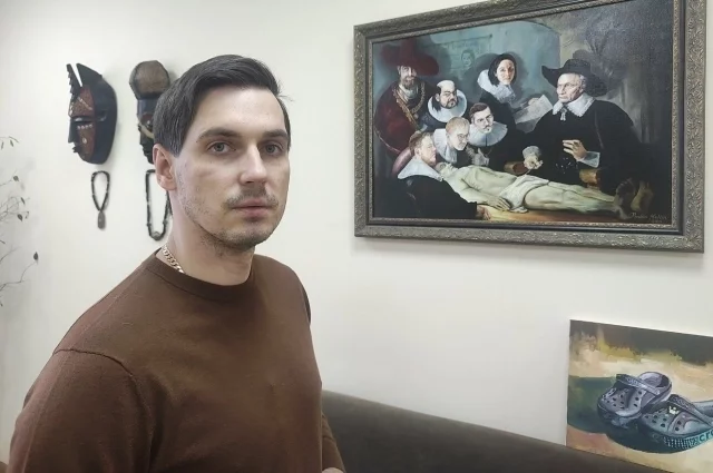 В рабочем кабинете доктора висят его картины – подражание Рембрандту.