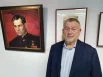 Александр Девятаев у портрета своего отца кисти Хариса Якупова. 