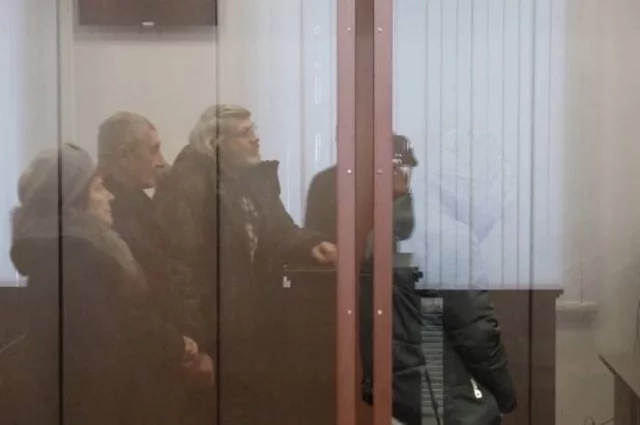 В зале суда обвиняемая находилась с опущенной головой. 