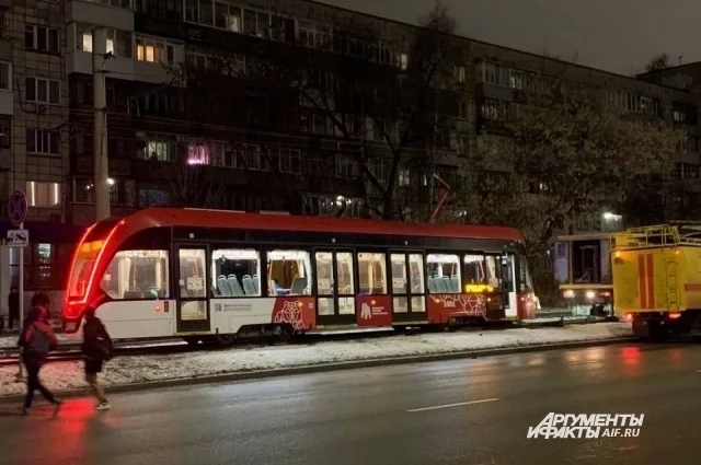 Специалисты выясняют, почему вагон сошёл с рельсов