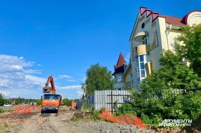 Летом из-за снесённого забора в зоне КРТ был скандал. Однако по документам, как уверяют власти, строители забора вышли за пределы отведённого им участка. 