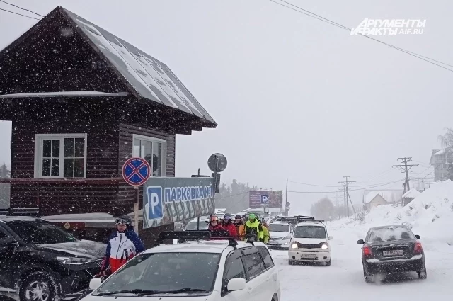 Шерегеш пока так и не стал дружелюбным к пешеходам курортом: идти по заснеженной обочине узкой автодороги – малоприятная и опасная прогулка.