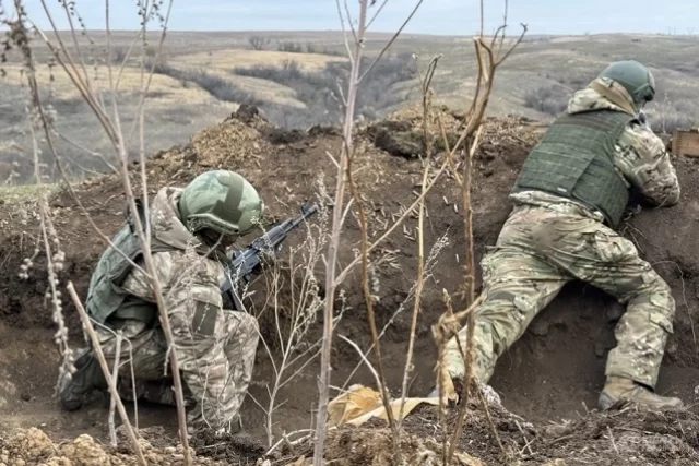 Военнослужащие во время тренировки.