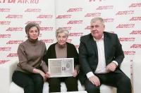 Медаль главред ИД "АиФ" Михаил Чкаников передал Нине и Юлии Манаенковым: дочери и внучке солдата.