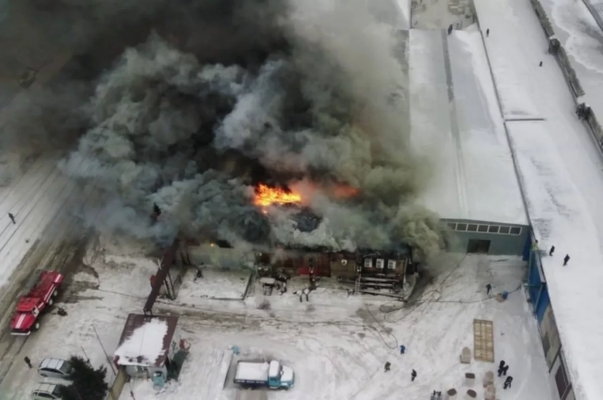 Зрелищное видео с огромного пожара на складе в Барнауле опубликовало МЧС