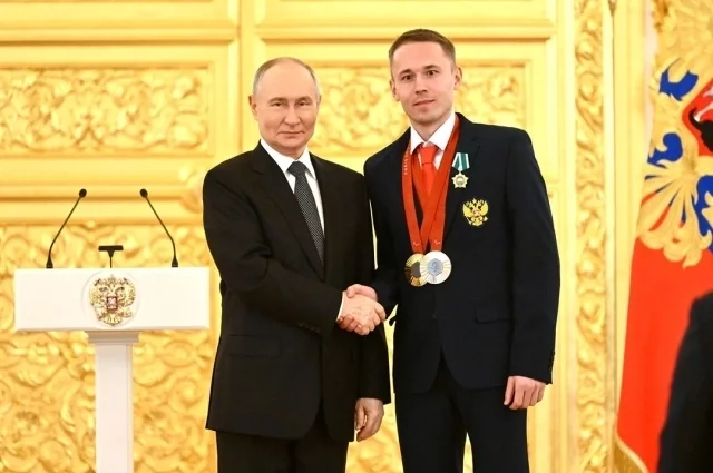 Легкоатлет Александр Костин получил из рук президента орден Дружбы.