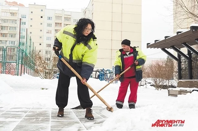 Корреспондент «АиФ» Наталья Лужнова отлично сработала лопатой в паре с опытным дворником. Не расчистка дорожки от снега, а прямо-таки танец.