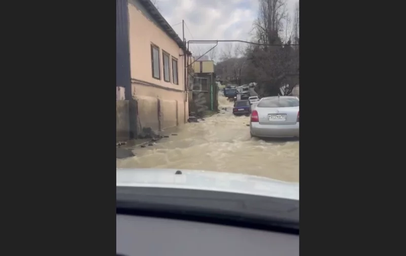 Единственная дорога в переулке Виноградном полностью разрушена, прекращено движение автобусов, люди не смогли утром добраться до работы, в школы и детские сады.