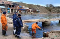 В ликвидации последствий разлива мазута в Керченском проливе участвуют сотрудники МЧС.