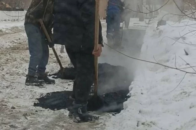 В Оренбурге снова кладут асфальт на снег