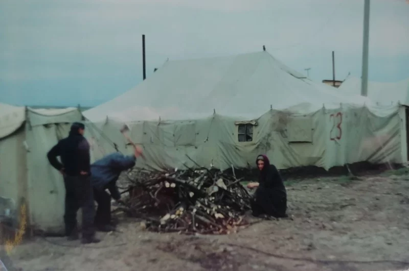 Люди ютились в палатках для беженцев.