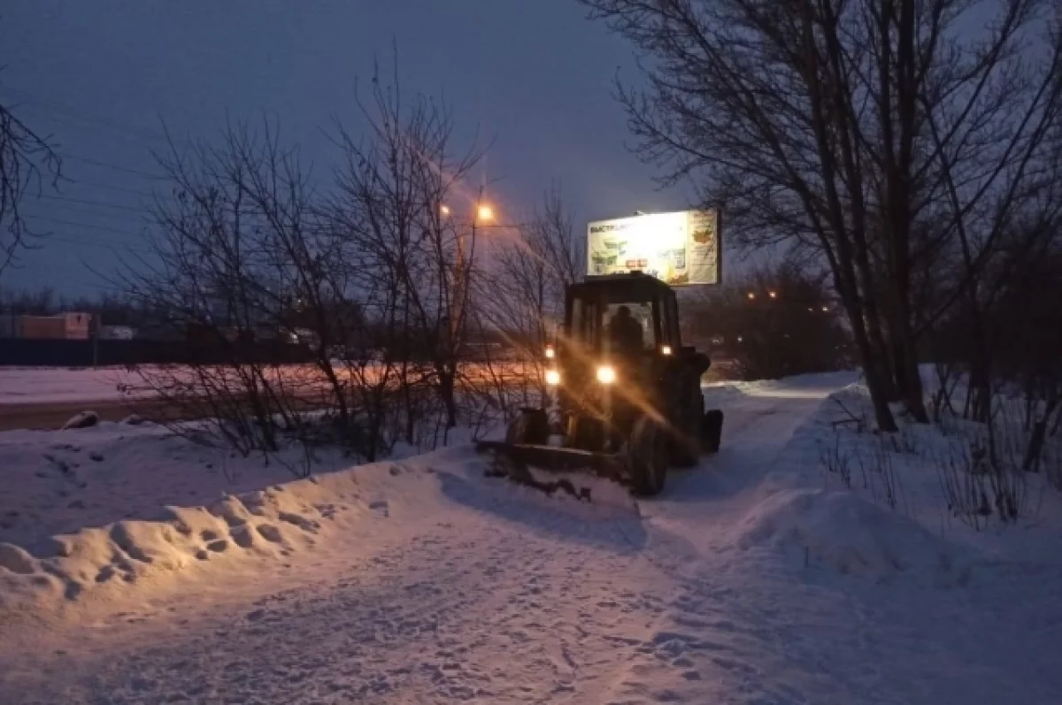 В Барнауле 3 января дорожники всю ночь очищали улицы от снегопада