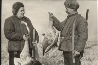 М. А. Шолохов и М. П. Шолохова на гусиной охоте. Казахстан. 1950-е.