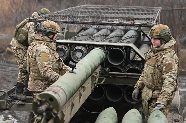 Зарядка реактивной системы залпового огня «Ураган».