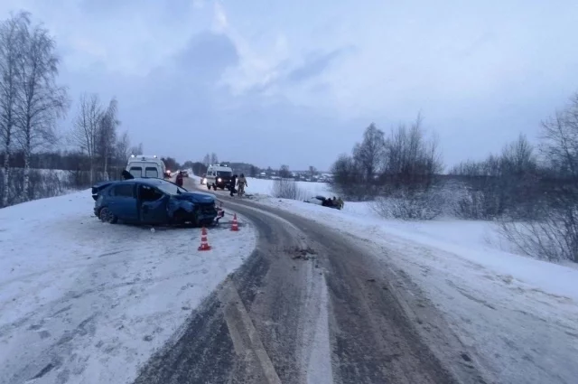  В ДТП травмы получили пять человек: водители машин, а также два пассажира «Сандеро» и пассажир «Логана»