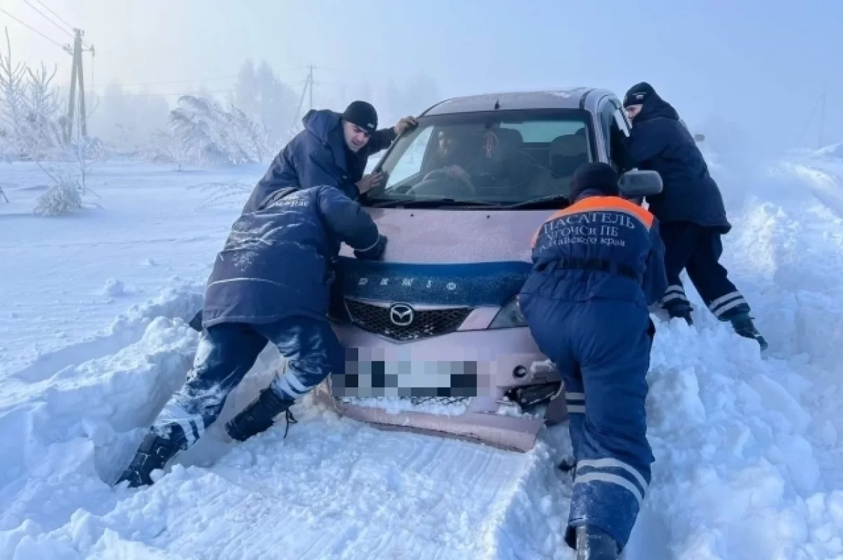 На Алтае спасатели помогли автомобилисту выбраться из снежного плена