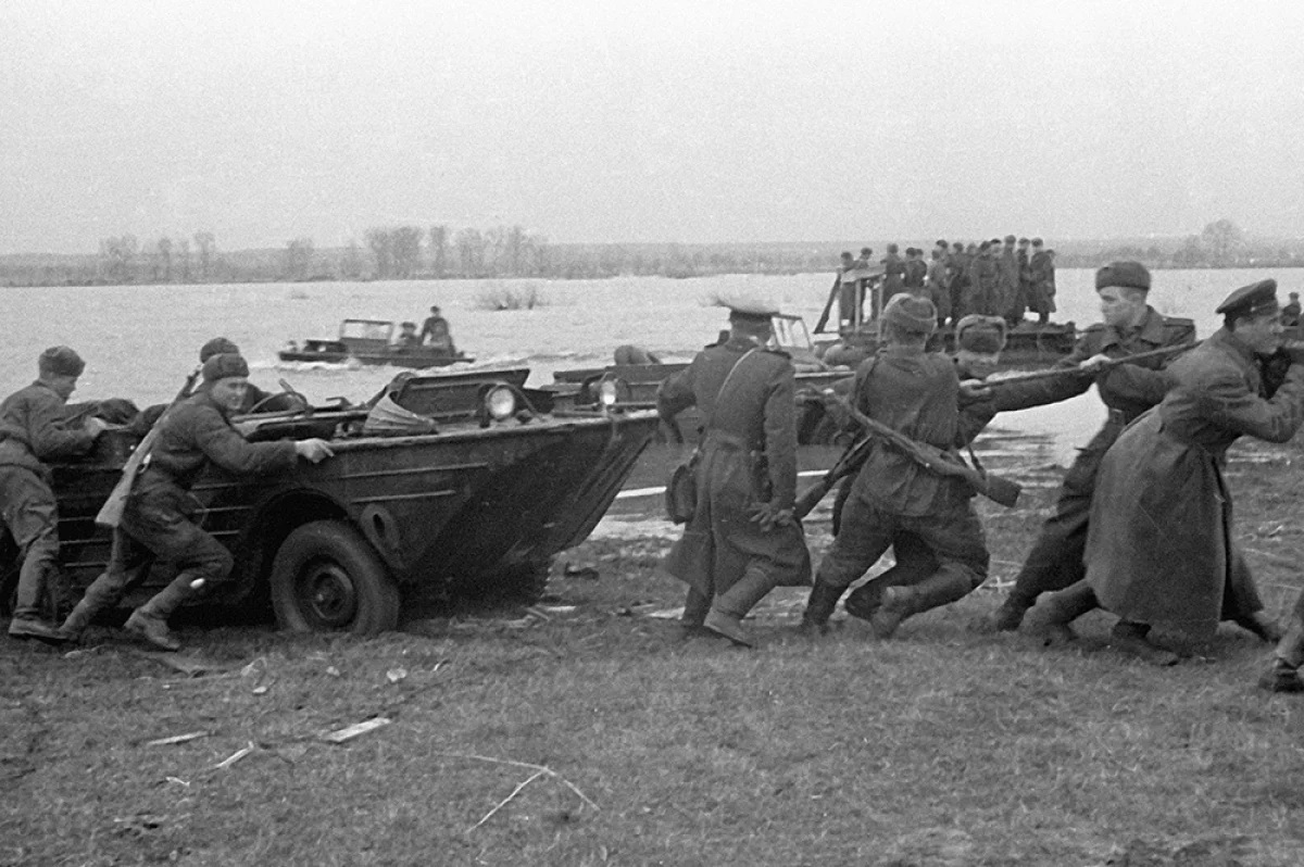 Советские части форсируют реку Одер, февраль 1945 года.