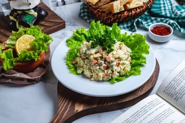 Праздничный стол традиционно ломится от вкусных вредностей.