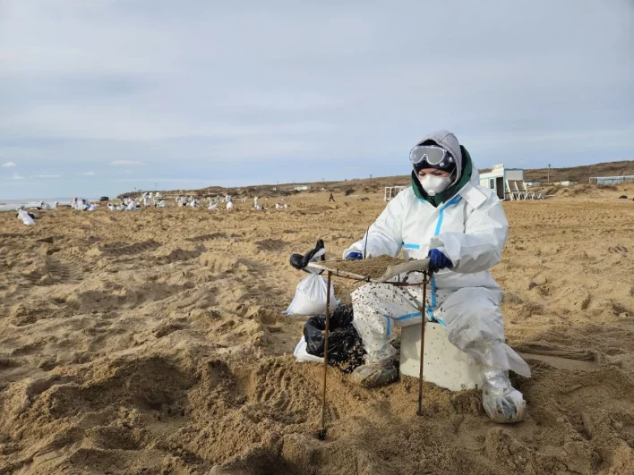 После очистки пляжей от самых крупных загрязнений следующая важная задача - убирать мелкие фрагменты застывшего мазута.