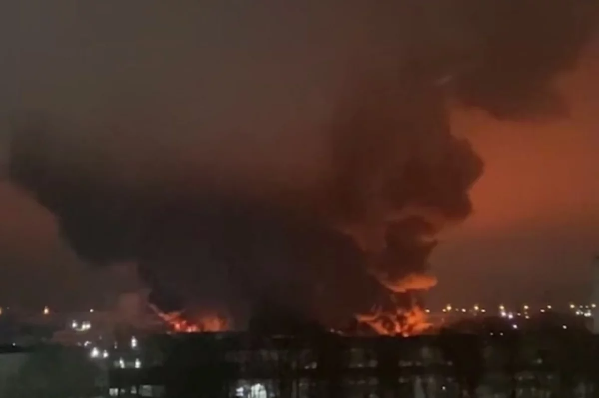 МЧС: площадь пожара в промзоне Гатчины выросла до 1,9 тыс. кв. метров