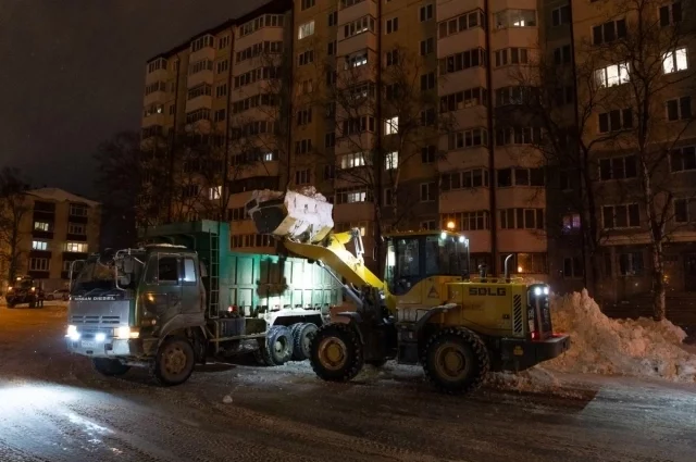 Работы по расчистке улиц вели и по ночам.