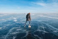 Байкал скоро замёрзнет и конькобежцы выйдут на лёд озера. 