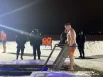 Среди окунающихся очень много молодых людей. Они приезжают вместе с друзьями, которые их поддерживают. 