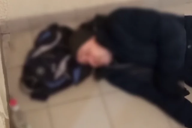Нерадивый сосед уснул прямо на ступеньках. 