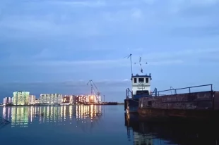 Баржа с продуктами.