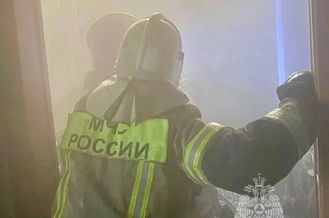 Пожарные заходят в дом, где погиб 10-летний мальчик.