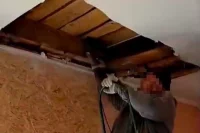 Невестка решили разделить дом на части и оставила свекровь без тепла.