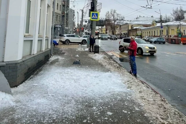 Департаменту городского хозяйства поручено сообщать о сброшенном с крыш на тротуаре снеге в контролирующие органы