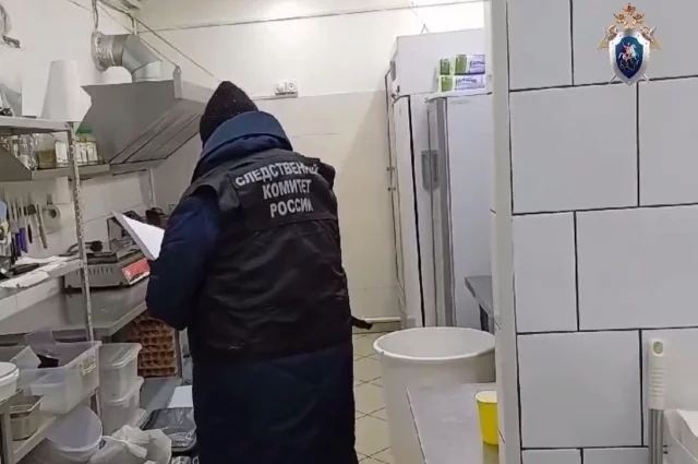 Сотрудник следственного комитета осматривает кухню