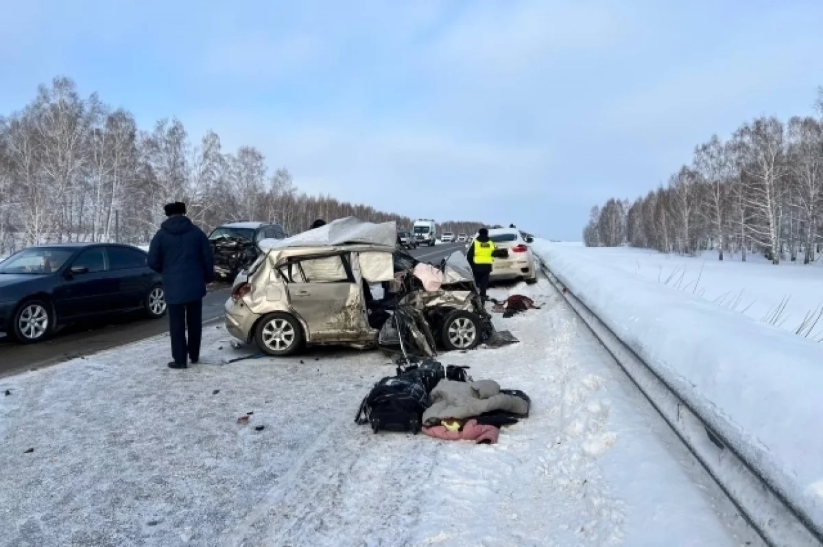 Появились фото с места страшного ДТП на Алтае, в котором погибли 3 человека