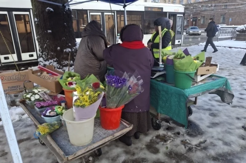 У уличных торговцев в продаже появилась мимоза.