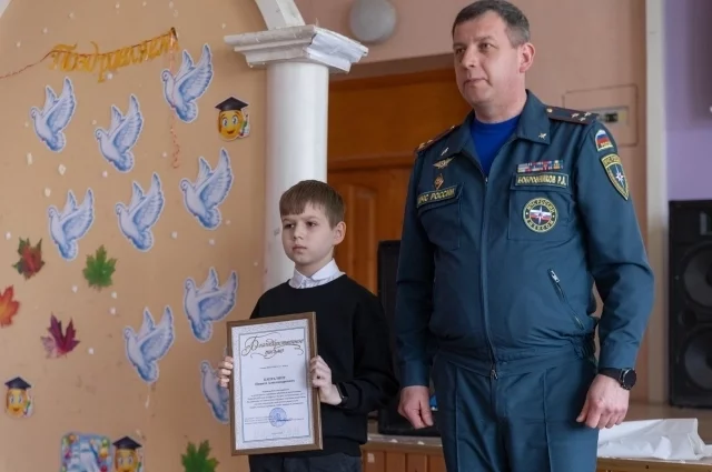 Полковник внутренней службы Роман Бобровников вручил Никите благодарственное письмо.