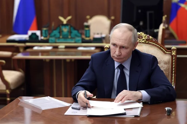 Владимир Путин  на встрече с врио губернатора Курской области Александром Хинштейном. 