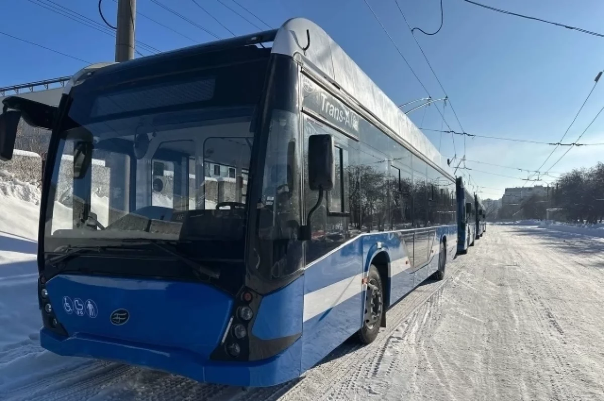 Пять новых низкопольных троллейбусов доставили в Барнаул