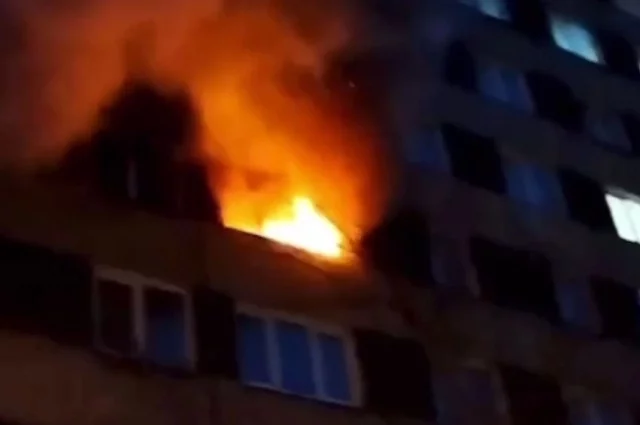 Загорелась квартира на пятом этаже.