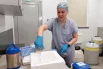 Сотрудница лаборатории работает с генетическим материалом.